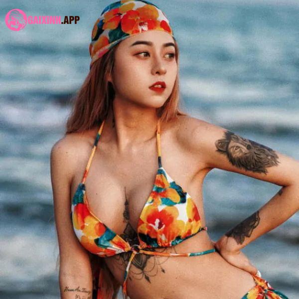 Hana Cẩm Tiên sexy với bikini bên bờ biển